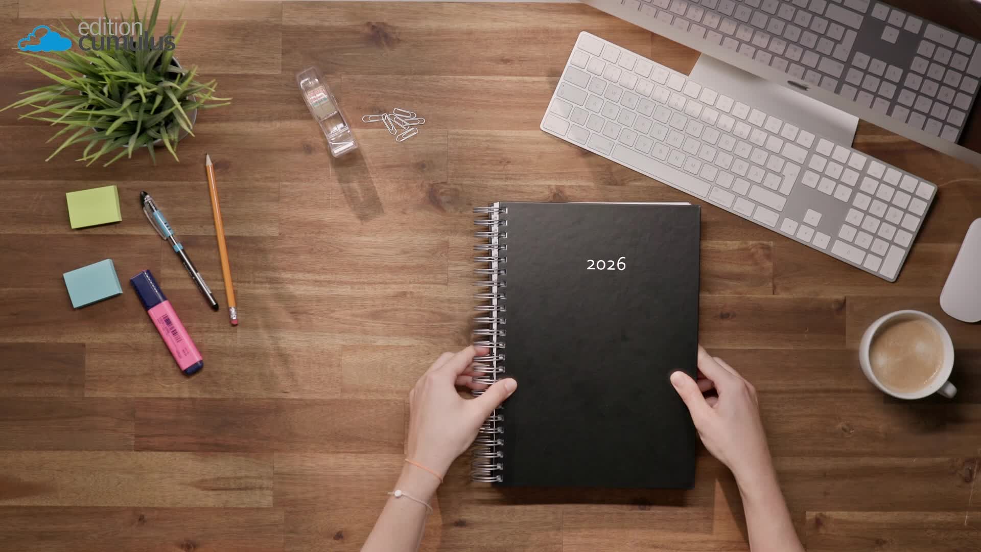 Kalender 2026/27 auf dem Schreibtisch